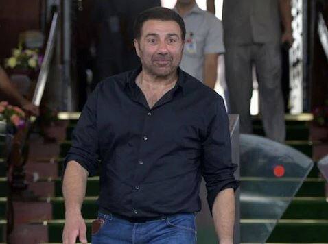 
ਚੋਣ ਹਲਫਨਾਮੇ 'ਚ ਸੰਨੀ ਨੇ ਇਹ ਵੀ ਦੱਸਿਆ ਕਿ ਉਸ ਕੋਲ 1.69 ਕਰੋੜ ਦੀਆਂ ਕਾਰਾਂ ਹਨ। ਉਨ੍ਹਾਂ ਕੋਲ 1.56 ਕਰੋੜ ਦੇ ਗਹਿਣੇ ਵੀ ਹਨ।
