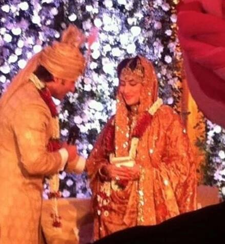  ਰਿਤੂ ਨੇ ਦੱਸਿਆ ਕਿ ਆਊਟਫਿਟ ਨੂੰ ਰੀਕ੍ਰੀਏਟ ਤੇ ਚੁੰਨੀ ਬਣਾਉਣ 'ਚ 6 ਮਹੀਨੇ ਤੋਂ ਜ਼ਿਆਦਾ ਸਮਾਂ ਲੱਗਾ ਸੀ। ਇਹ ਸ਼ਰਾਰਾ ਦੋ ਹਿੱਸਿਆਂ 'ਚ ਡਿਵਾਇਡ ਕੀਤਾ ਗਿਆ ਸੀ। ਜਿਸ ਦੇ ਚੱਲਦਿਆਂ ਪਿੱਛੇ ਤੋਂ ਦੋ ਲੋਕਾਂ ਨੂੰ ਫੜਨ ਦੀ ਲੋੜ ਪੈਂਦੀ ਸੀ। ਪਿੱਛੇ ਤੋਂ ਇਸ ਦਾ ਪੱਲੂ ਤੋੜਾ ਛੋਟਾ ਰੱਖਿਆ ਗਿਆ ਤਾਂ ਜੋ ਕਰੀਨਾ ਕੰਫਰਟੇਬਲ ਹੋਕੇ ਚੱਲ ਸਕੇ।