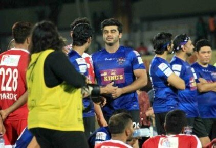 Pics: Sonakshi Sinha gives a royal IGNORE to Arjun Kapoor at Celebrity Football Match