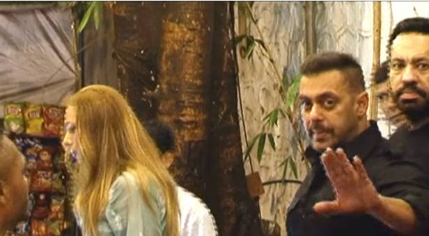 WATCH: Salman Khan left Baba Siddique's Iftar party to take Iulia Vantur on a dinner date