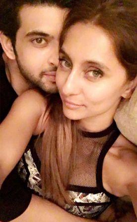 ROMANTIC VIDEO: Karan Kundra kisses girlfriend Anusha Dandekar and SURPRISES her!