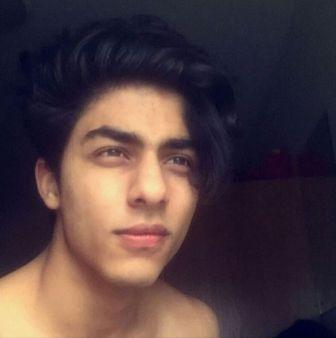 These SRK & Aryan Khan’s ‘Shirtless Selfies’ will give you a hard time to pick the HOTTEST one!