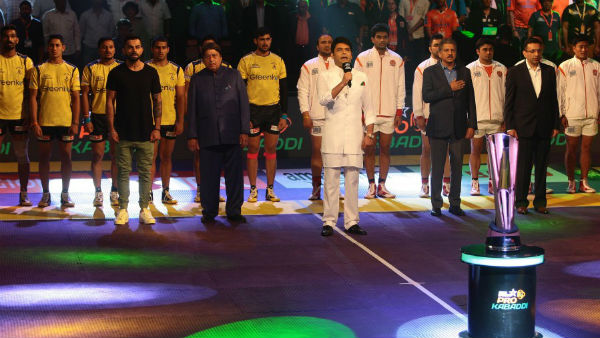 WATCH: Sunny Leone SINGING National Anthem at Pro Kabaddi League in Mumbai!