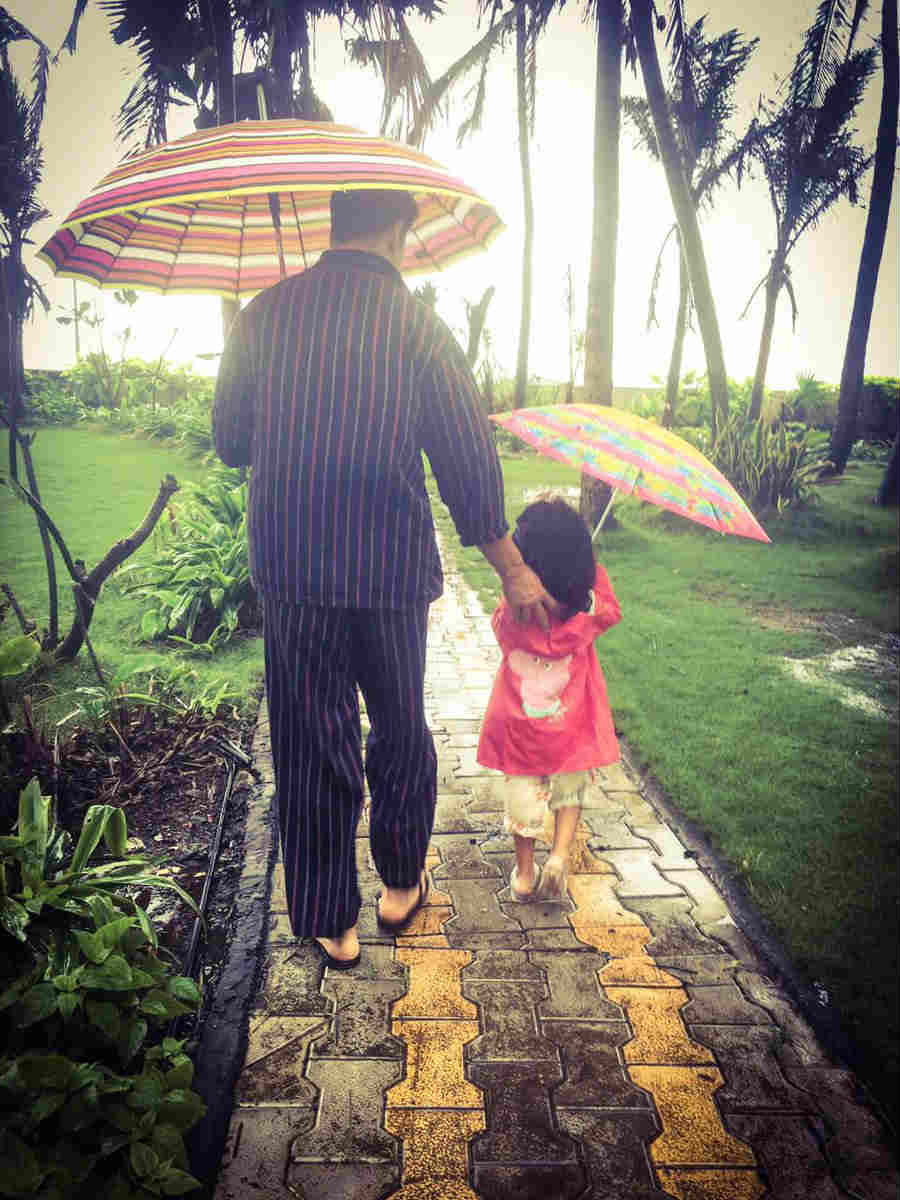 AWWDORABLE PIC: Akshay Kumar takes daughter Nitara out for a walk on a RAINY DAY!