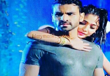 WATCH: Divyanka's HUBBY Vivek Dahiya & Sara Khan's RAIN sequence in 'Kawach' is just too HOT & SEXY!