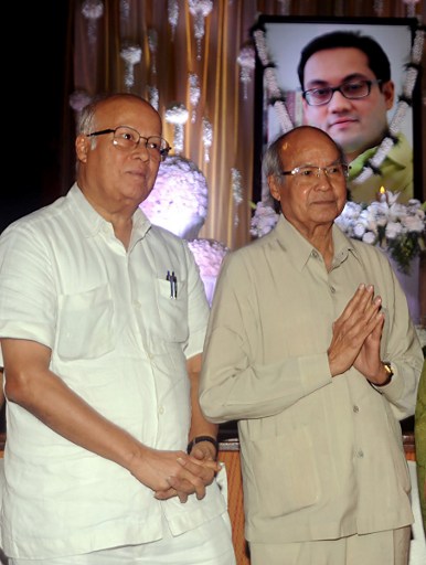 IN PICS: Salman Khan HUGS Sooraj Barjatya and BREAKS DOWN at Rajjat Barjatya’s prayer meet !