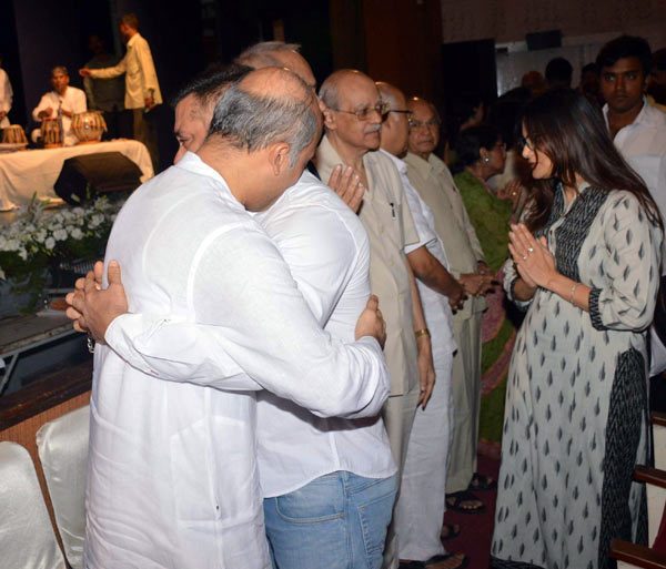 IN PICS: Salman Khan HUGS Sooraj Barjatya and BREAKS DOWN at Rajjat Barjatya’s prayer meet !