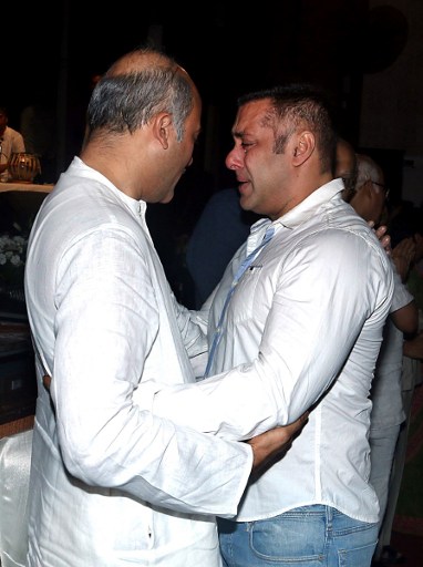 IN PICS: Salman Khan HUGS Sooraj Barjatya and BREAKS DOWN at Rajjat Barjatya’s prayer meet !