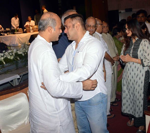 IN PICS: Salman Khan HUGS Sooraj Barjatya and BREAKS DOWN at Rajjat Barjatya’s prayer meet !