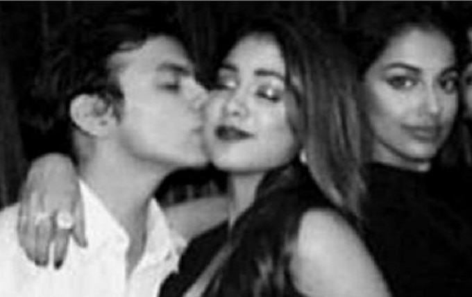 SEE PICS: Sridevi's daughter Jhanvi Kapoor LIP LOCK with boyfriend Shikhar Pahariya at a party!