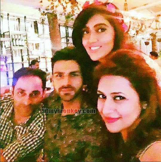 'Simmi' of YHM, the Birthday Girl Shireen Mirza posing with Pankaj Bhatia (Bala Chandran), Vivek Dahiya (ACP Abhishek) and Divyanka Tripathi (Ishita Bhalla). Divyanka captioned this picture: "Almost 30 setting adjustments done to make everyone visible.... Cuz... They are worth the effort!❤️❤️❤️❤️❤️❤️❤️❤️❤️❤️❤️❤️❤️❤️ #DarkRoom #SelfieWoes"