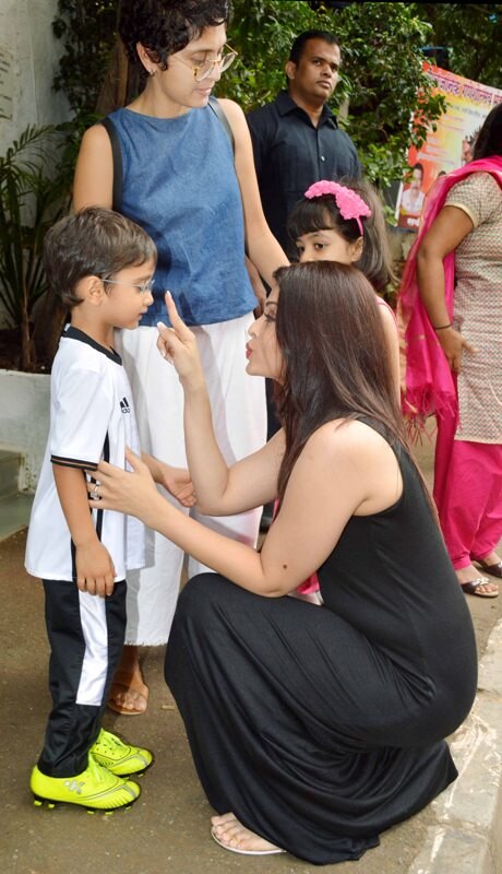 CHECK OUT: These PICS of Aishwarya's daughter Aaradhya HUGGING Aamir's son Azad is the CUTEST thing you'll see on internet today!