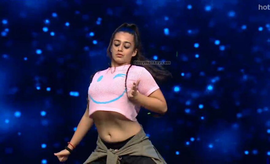 SUPER SIZZLING! Delhi girl Mokshda Jailkhani of 'Dance+ 2' redefines HOTNESS in this Prom Night VIDEO with her SENSUOUS moves!