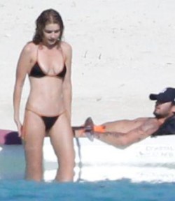 HOT PICS: Gigi Hadid SIZZLES in BIKINI! Boyfriend Zayn Malik flaunts his body!