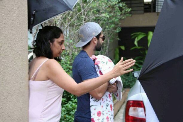 First PICS & VIDEO of Shahid Kapoor, Mira Rajput with baby girl; Daddy protects daughter from rain!