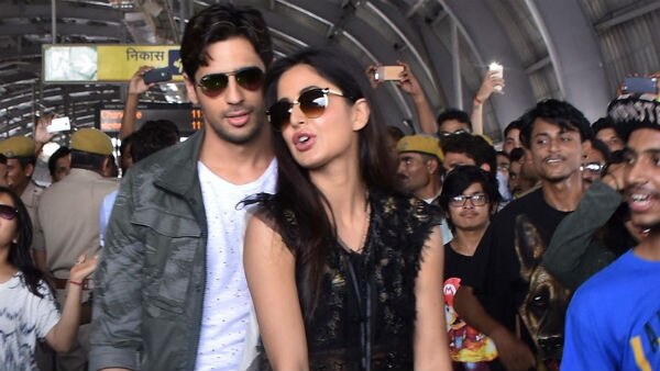 Baar Baar Dekho! Sidharth-Katrina lead 'Kala Chashma' FLASH MOB at a metro station in Jaipur! WATCH VIDEO