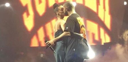 VIDEOS: Singer Rihanna’s HOT kiss & passionate gestures with Drake on stage will surprise you!