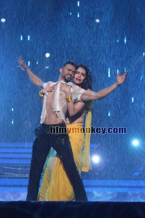 SIZZLING! Karishma Tanna redefines HOTNESS on ‘Jhalak’ with ‘tip tip barsa paani..’ dance; PICS & VIDEO!