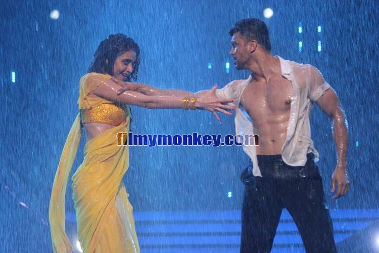 SIZZLING! Karishma Tanna redefines HOTNESS on ‘Jhalak’ with ‘tip tip barsa paani..’ dance; PICS & VIDEO!