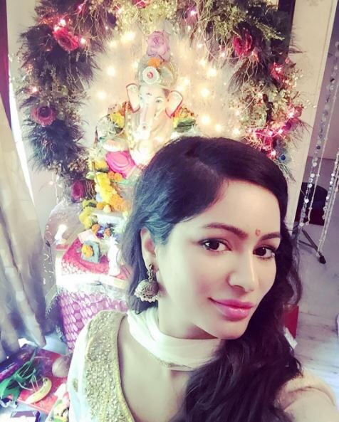 Ganesha Chaturthi 2016: Check out POPULAR TV STARS welcome Ganpati home; POSE with their BAPPA [PHOTOS INSIDE]