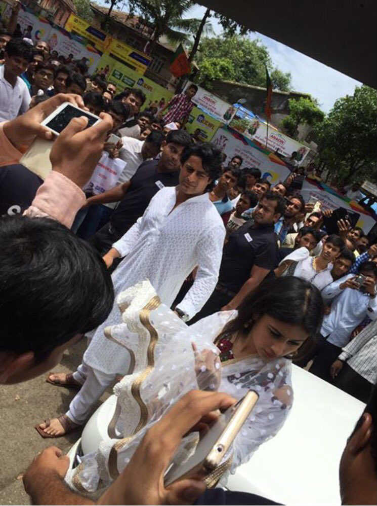 SEE PICS: Mouni Roy visits Lalbaugh Ka Raja with BOYFRIEND Mohit Raina !