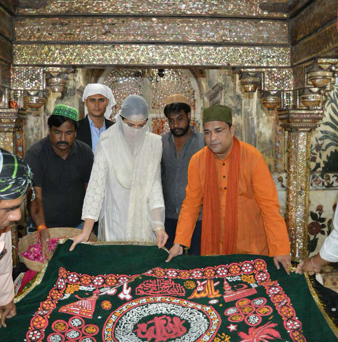 SEE PICS: Katrina Kaif visits Salim Chisti Dargah to pray for ‘Baar Baar Dekho’ success