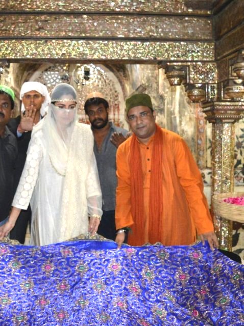 SEE PICS: Katrina Kaif visits Salim Chisti Dargah to pray for ‘Baar Baar Dekho’ success