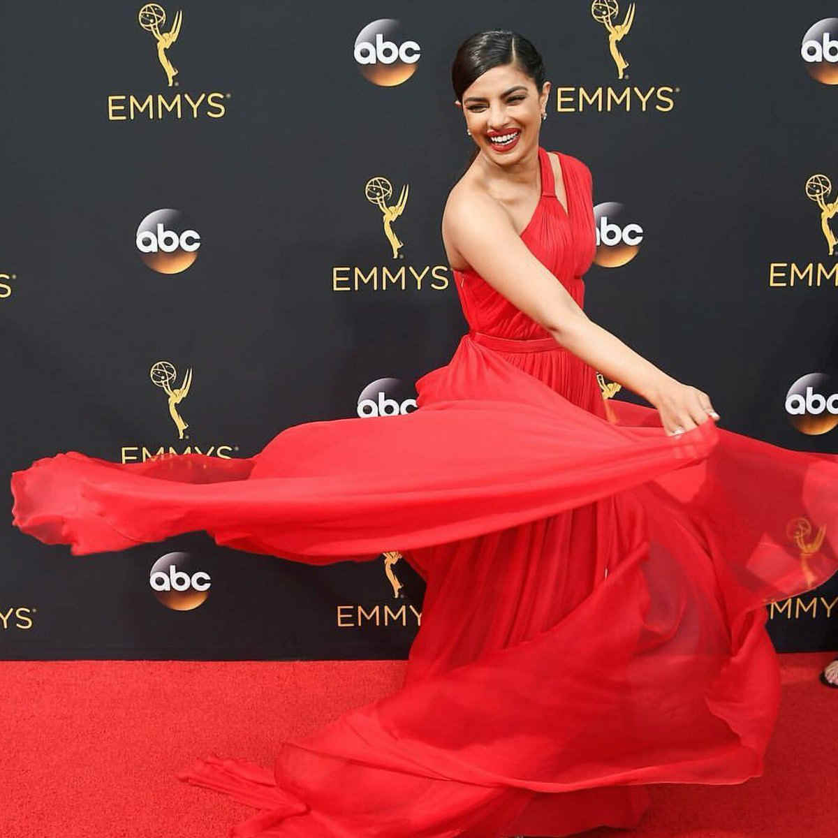 SEE PICS: Priyanka Chopra turns every head on the RED CARPET in a STUNNING crimson gown at Emmy Awards 2016!