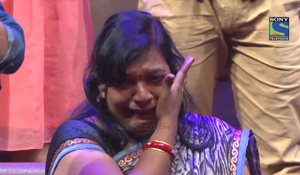 Dev's mother in tears watching her son perform on stage