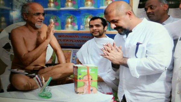 WATCH: Vishal Dadlani meets & apologises to Jain monk Tarun Sagar: 'Kaan pakadke maafi maangta hoon' [INSIDE PICS]