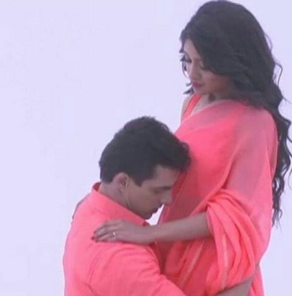 Yeh Rishta Kya Kehlata Hai: Naira & Kartik recreate SRK-Kajol's iconic scene from 'DDLJ' in Switzerland; KAIRA's ROMANTIC PICS will make fans breathless!