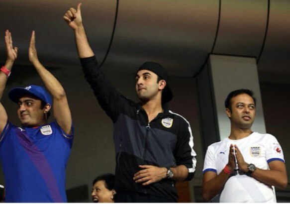 Ranbir Kapoor waves away for his Mumbai Football Club; SEE PICS !