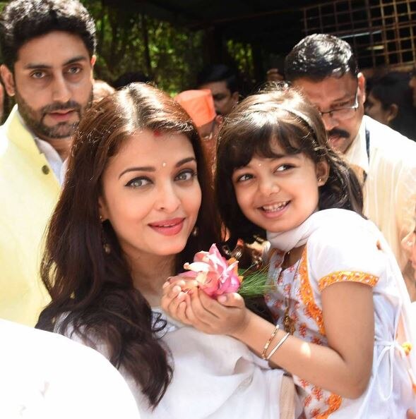 PHOTOS: Big B, Aishwarya, Aaradhya, Abhishek, Jaya & Shweta Nanda celebrate Durga Puja together !