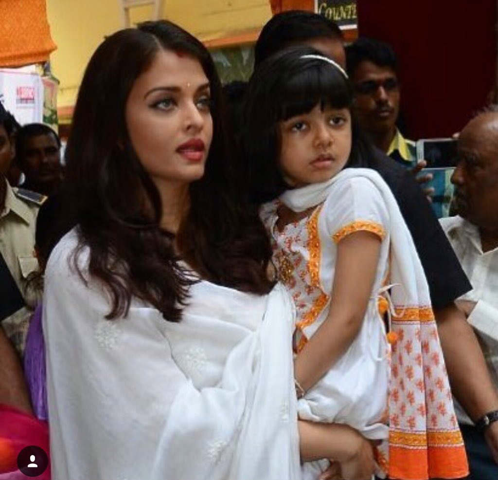 PHOTOS: Big B, Aishwarya, Aaradhya, Abhishek, Jaya & Shweta Nanda celebrate Durga Puja together !