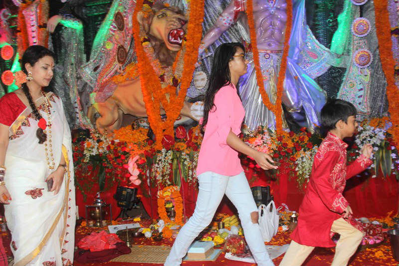 PHOTO GALLERY: Alia, Ranbir, Kajol, Sushmita, Bachchans & other Bollywood celebs celebrate Durga Puja