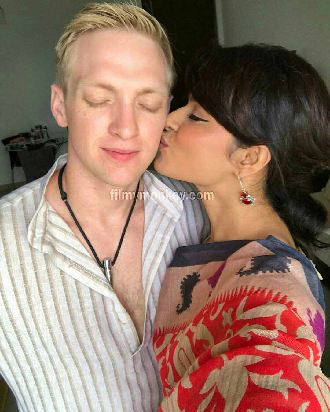 These KISSING pics of 'Naagin 2' actress with her American boyfriend are JUST TOO ADORABLE!