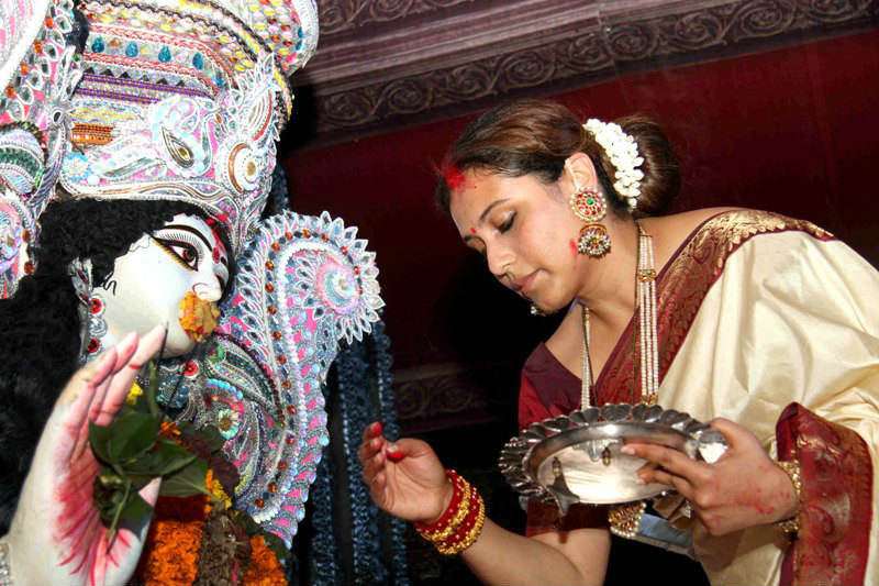 SEE PICS: Rani Mukerji takes part in the traditional SINDOOR KHELA at Durga Puja Pandal