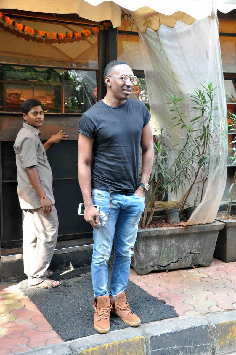 AHEM! Dwayne Bravo goes on a SECRET LUNCH DATE with this Bollywood HOTTIE; SEE PICS