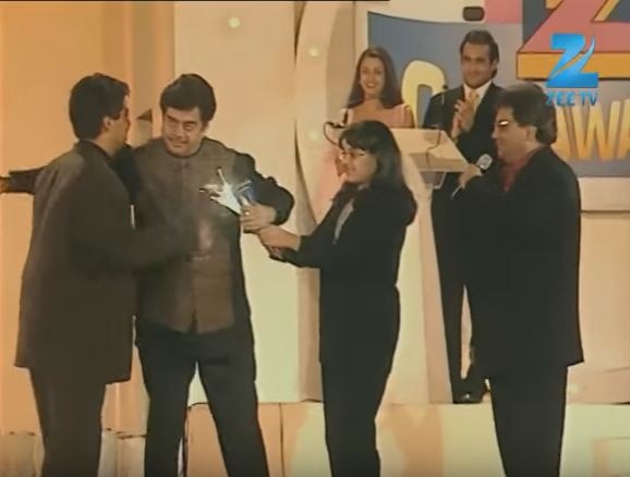 12 yr old Sonakshi Sinha giving award to Karan Johar for 'Kuch Kuch Hota Hai' in 1999 is SWEETEST THING you will see today!