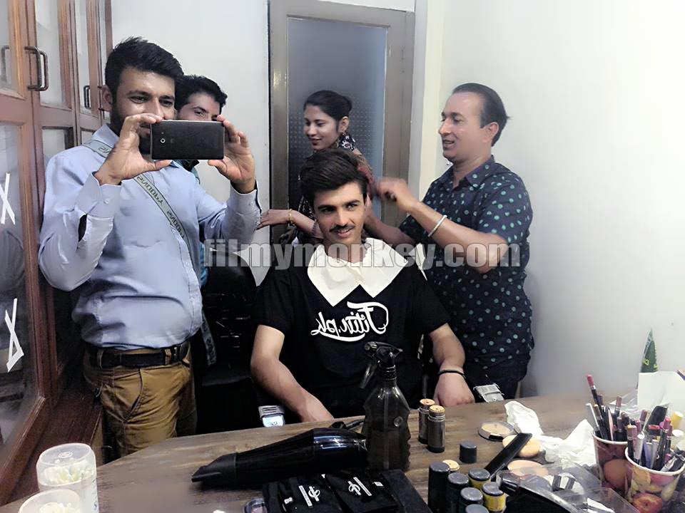 Wow! Blue-eyed Internet Sensation, 'chai-wala' Arshad Khan's MODELLING & behind-the-scene PICS!