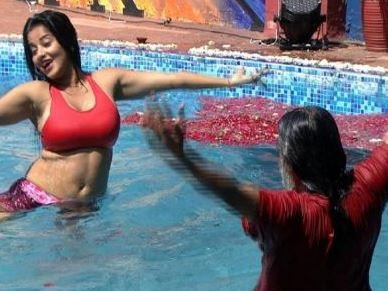 Bigg Boss 10: Om Swami DANCES with BIKINI clad Mona Lisa in swimming pool, doubles the entertainment as he takes the HOT DIP !