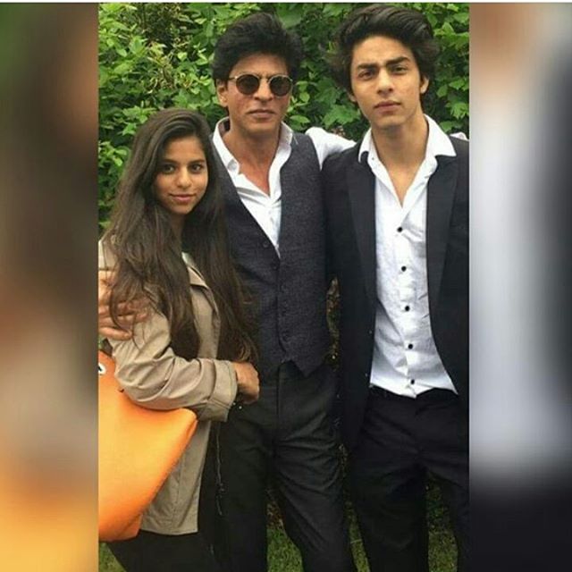 This PIC of Shah Rukh Khan's 17-year-old daughter Suhana posing in a swimming pool is going VIRAL!