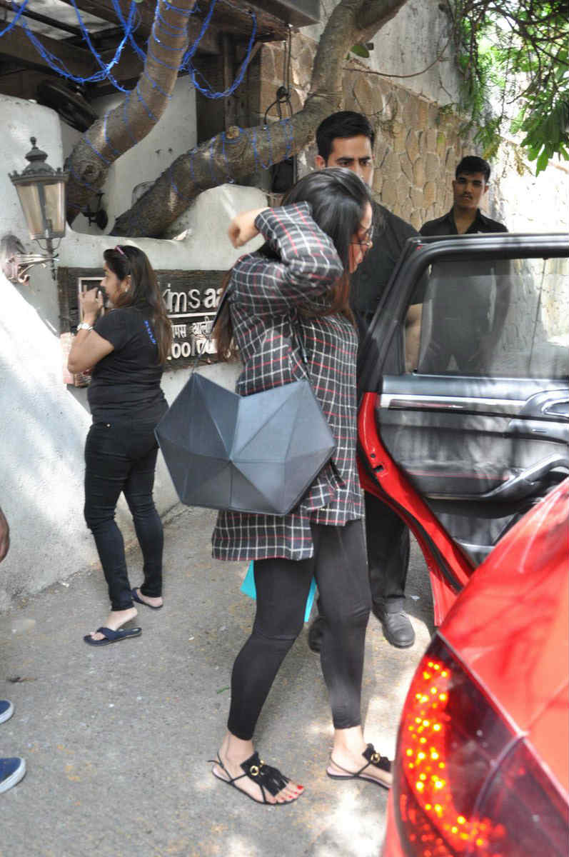 SEE PICS: New MOM & Shahid Kapoor's wife Mira Rajput spotted outside a HAIR SALON first time since daughter's BIRTH!