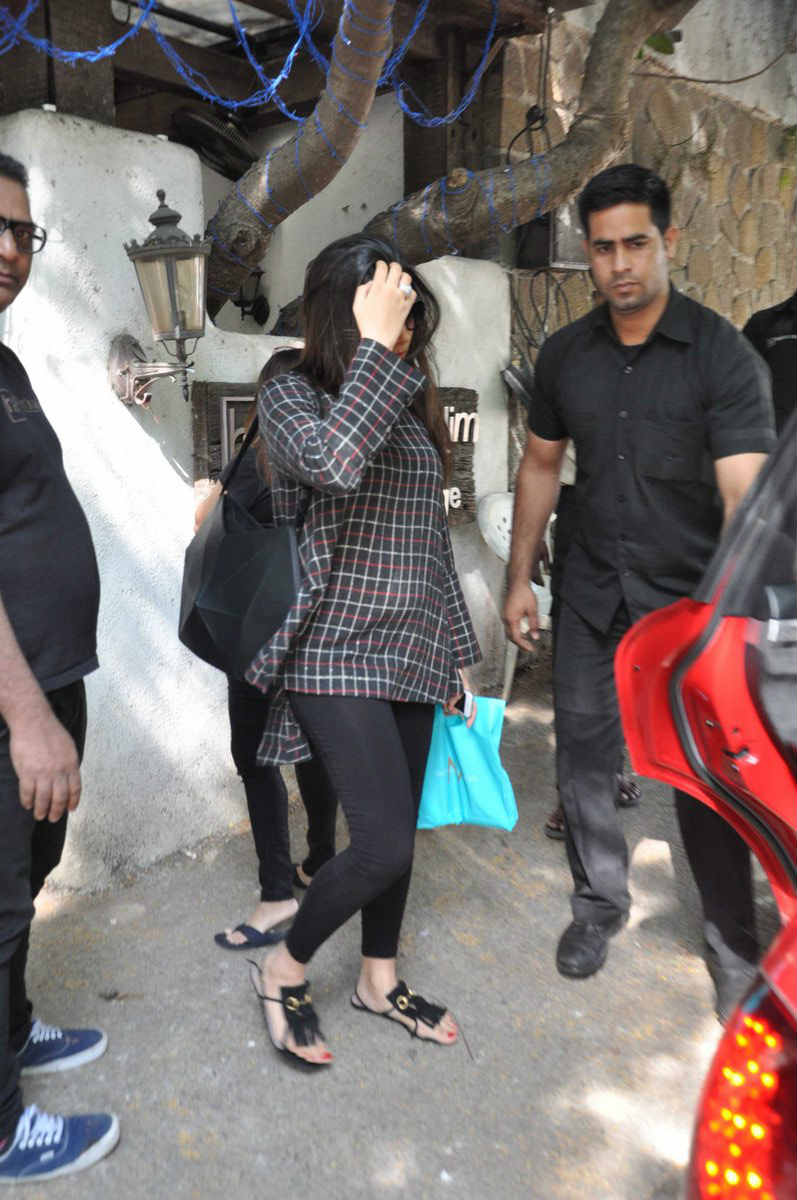 SEE PICS: New MOM & Shahid Kapoor's wife Mira Rajput spotted outside a HAIR SALON first time since daughter's BIRTH!