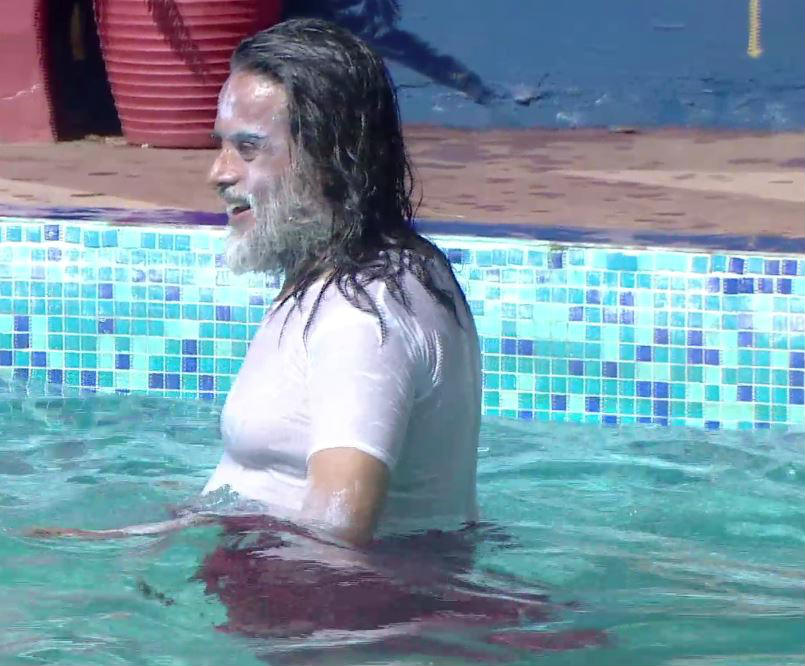 BIGG BOSS 10: Om Swami CHILLS in POOL again with his Mona 'BETI'! INSIDE PICS