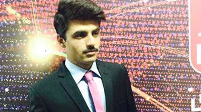 Internet SENSATION Pakistani 'Chaiwala' Arshad Khan catches SRK's attention too!