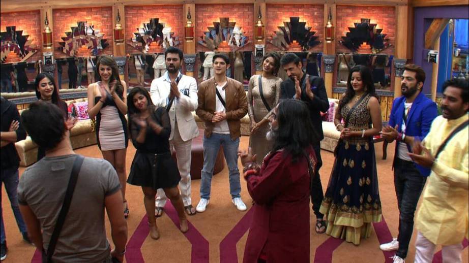 Bigg Boss 10: Housemates shake a leg on Himesh Reshammiya's 'Aap Se Mausiiquii' as the singer enters house!