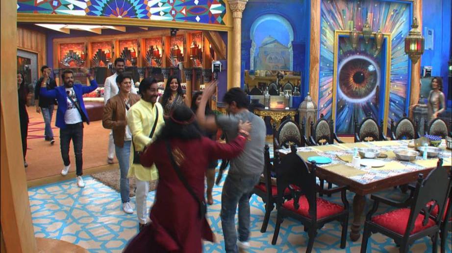 Bigg Boss 10: Housemates shake a leg on Himesh Reshammiya's 'Aap Se Mausiiquii' as the singer enters house!