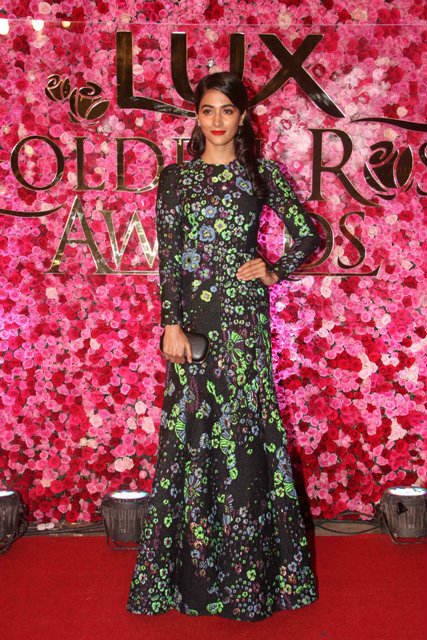 PHOTOS: Deepika, Anushka, Kareena,Madhuri & other Bollywood DIVAS DAZZLE at Lux Golden Rose Awards 2016 RED CARPET!