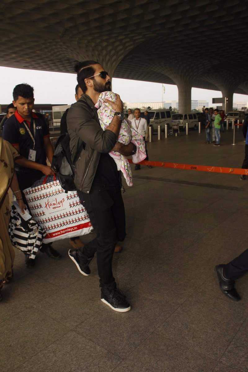 IN PICS: Shahid Kapoor & wife Mira look SUPER STYLISH as they travel with BABY Misha!